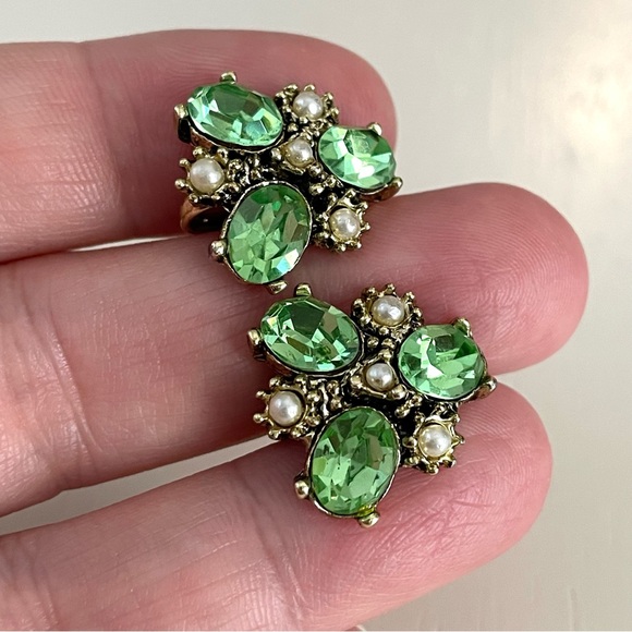 Vintage green glass & faux pearl cluster goldtone screwback earrings GLOWS - Picture 9 of 12